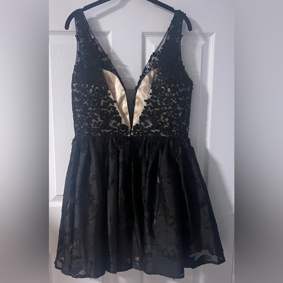 Glamour by Terani Couture Black Mini Cocktail Dress With Cream Lining - Picture 4 of 5